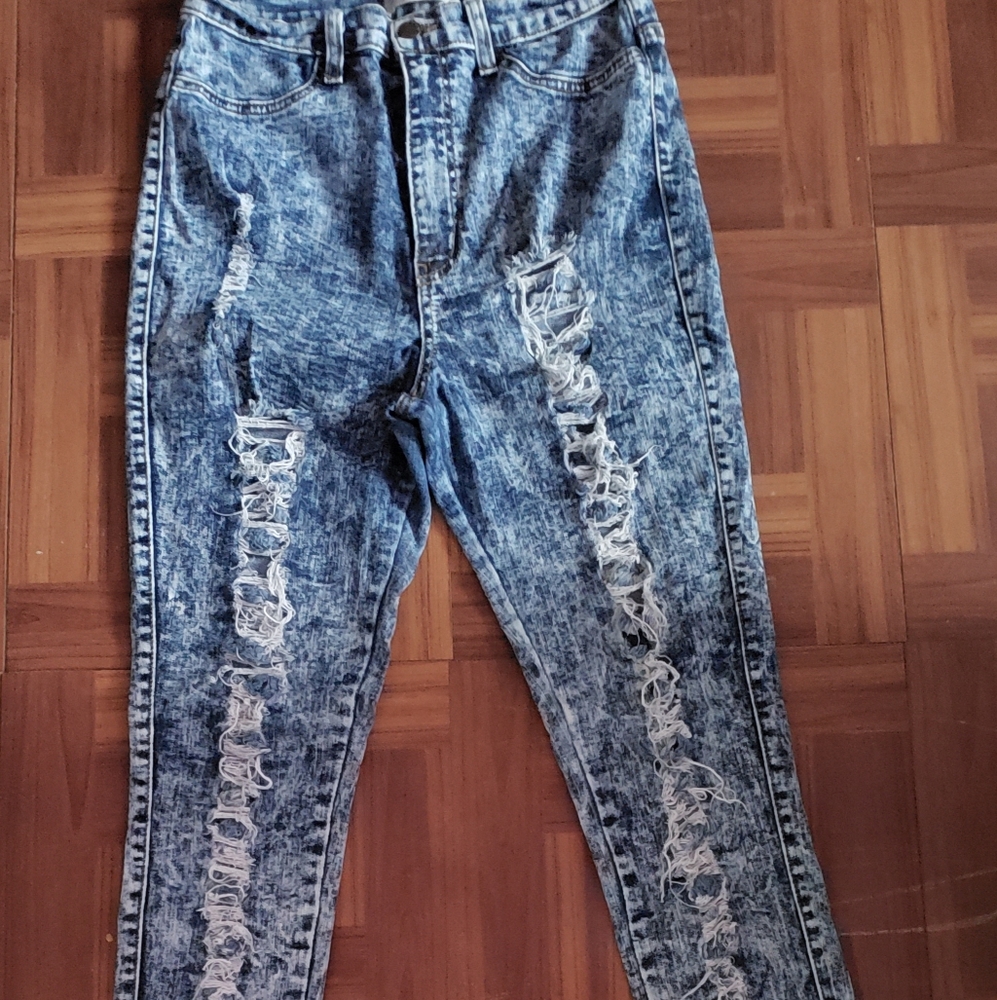 Ripped skinny jeans